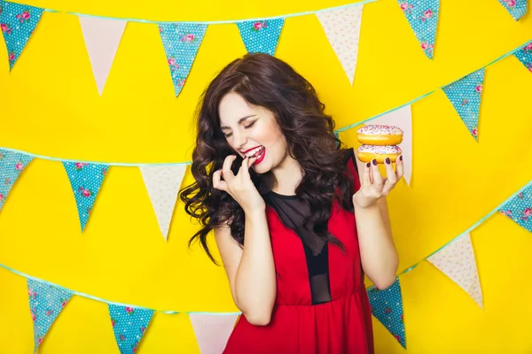 Piękna dziewczyna biorąc kolorowe pączki. Zabawny, radosny kobieta z słodycze, deser. Dieta, dieta koncepcja. Junk food, celebracja i party. — Zdjęcie stockowe