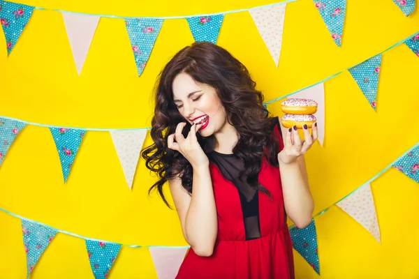 Bellezza ragazza prendendo ciambelle colorate. Donna divertente gioiosa con dolci, dessert. Dieta, concetto di dieta. Cibo spazzatura, Celebrazione e festa . — Foto Stock