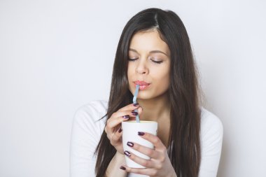 genç kadın kahve veya çay içmek güzel. Rahatlatıcı kız. Ev yaşam sabah kahve içme kadın.