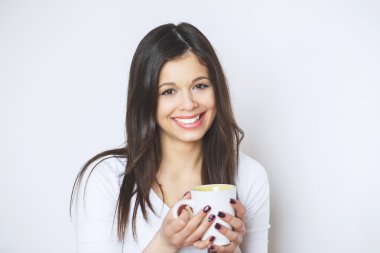 genç kadın kahve veya çay içmek güzel. Rahatlatıcı kız. Ev yaşam sabah kahve içme kadın.