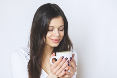 genç kadın kahve veya çay içmek güzel. Rahatlatıcı kız. Ev yaşam sabah kahve içme kadın.