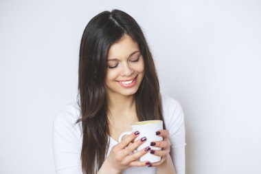 genç kadın kahve veya çay içmek güzel. Rahatlatıcı kız. Ev yaşam sabah kahve içme kadın.