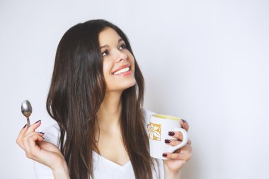 genç kadın kahve veya çay içmek güzel. Rahatlatıcı kız. Ev yaşam sabah kahve içme kadın.