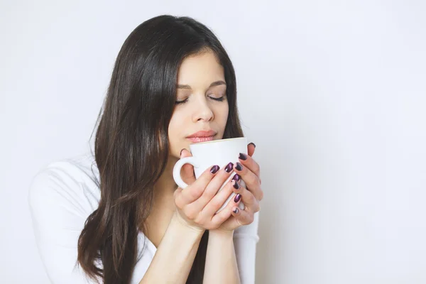 Joven bonita mujer bebiendo café o té. Relajante chica. Mujer tomando café por la mañana en casa estilo de vida . — Foto de Stock