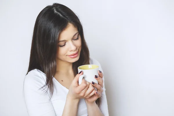 Joven bonita mujer bebiendo café o té. Relajante chica. Mujer tomando café por la mañana en casa estilo de vida . — Foto de Stock