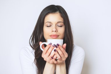 genç kadın kahve veya çay içmek güzel. Rahatlatıcı kız. Ev yaşam sabah kahve içme kadın.