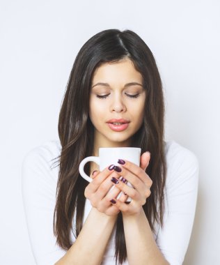 genç kadın kahve veya çay içmek güzel. Rahatlatıcı kız. Ev yaşam sabah kahve içme kadın.