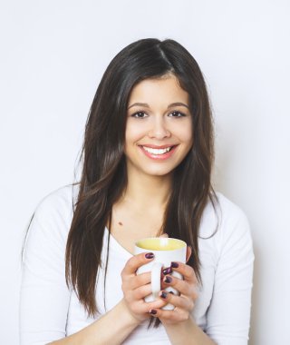 genç kadın kahve veya çay içmek güzel. Rahatlatıcı kız. Ev yaşam sabah kahve içme kadın.