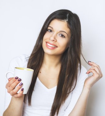 genç kadın kahve veya çay içmek güzel. Rahatlatıcı kız. Ev yaşam sabah kahve içme kadın.