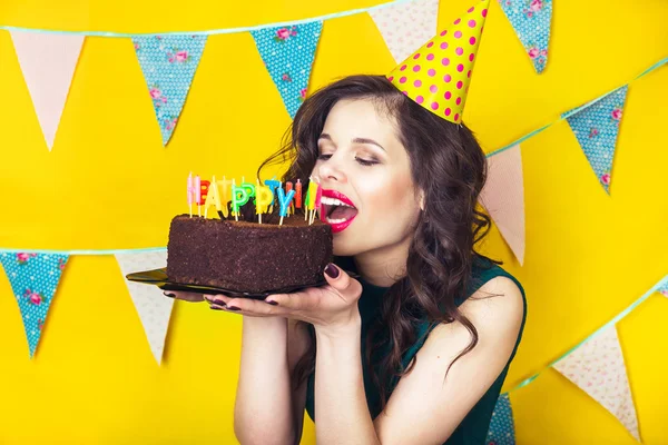 Menina branca bonita soprando velas em seu bolo. Celebração e festa. A divertir-se . — Fotografia de Stock