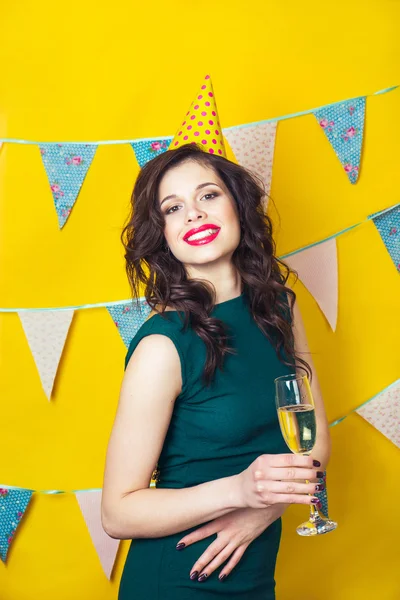 Jovem celebrando mulher vestido verde, segurando uma taça de champanhe . — Fotografia de Stock