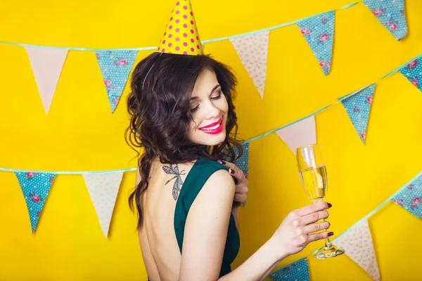 Jovem celebrando mulher vestido verde, segurando uma taça de champanhe . — Fotografia de Stock