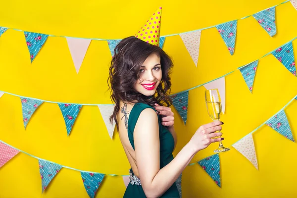 Jovem celebrando mulher vestido verde, segurando uma taça de champanhe . — Fotografia de Stock