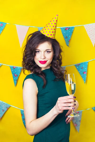 Jovem celebrando mulher vestido verde, segurando uma taça de champanhe . — Fotografia de Stock