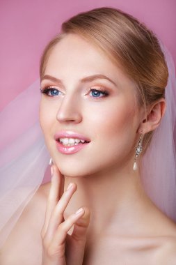 Klasik Beyaz Peçeli Genç, Nazik Sessiz Gelin. Güzel gelinin portresi. Yüzüne Dokunan Güzel Kadın. Gençlik ve Deri Bakımı Konsepti. eatifu womau .