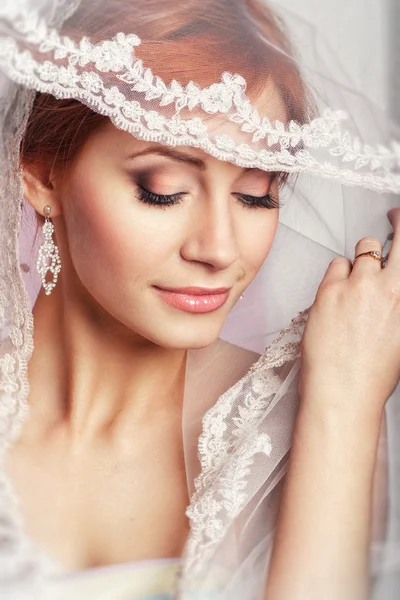 Belleza nupcial .Hermosa mujer joven con maquillaje profesional.. Retrato de novia sobre un fondo rosado. Joven y cuidado de la piel Concept.Girl con el pelo rojo — Foto de Stock