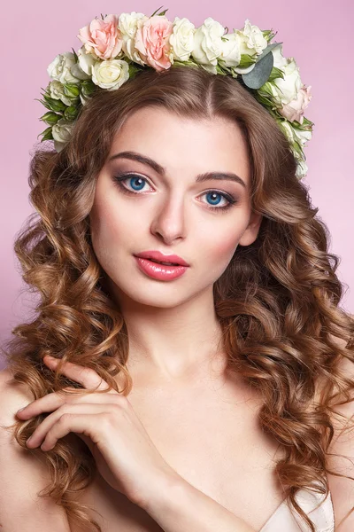 Hermosa joven con un adorno floral en su pelo.Hermosa mujer tocando su cara. Concepto de Cuidado de la Juventud y la Piel.Ninfa. Retrato de mujer hermosa genuina en corona de flores — Foto de Stock