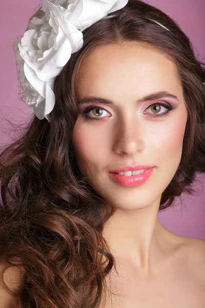 Retrato de uma mulher bonita em um vestido de noiva à imagem da noiva. Fotografia tirada no estúdio. Retrato de noiva bonita. Vestido de noiva. Decoração de casamento — Fotografia de Stock