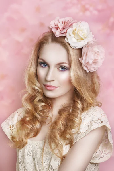Glamour portrét krásné ženy model s čerstvou denní make-up — Stock fotografie
