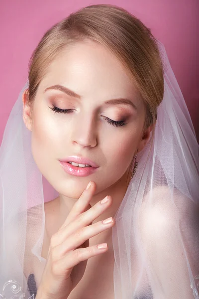 Joven novia tranquila en velo blanco clásico. Retrato de novia hermosa. Hermosa mujer tocando su cara. Concepto de Cuidado de la Juventud y la Piel. eatifu womau  . — Foto de Stock