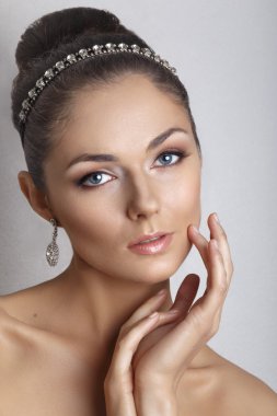 Güzel gelin - beyaz arka plan üzerinde Moda düğün saç modeli ile. Portre genç muhteşem gelin portresi. Düğün. Stüdyo vurdu. Güzel gelin portre 