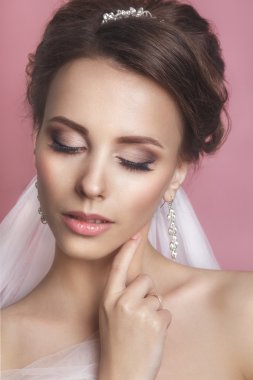 Gelin in görüntü bir gelinlik güzel bir kadın portresi. Stüdyoda çekilen fotoğraf. Güzel gelinportresi. Gelinlik. Düğün dekorasyonu