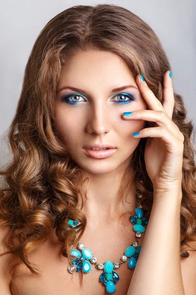 Blue beauty fashion make-up.Beautiful young model with bright make-up and manicure — Stock Photo, Image