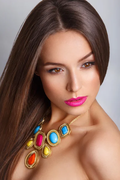 Krásná mladá dívka s jasně růžovými rty a profesionálním make-up s náhrdelníkem — Stock fotografie