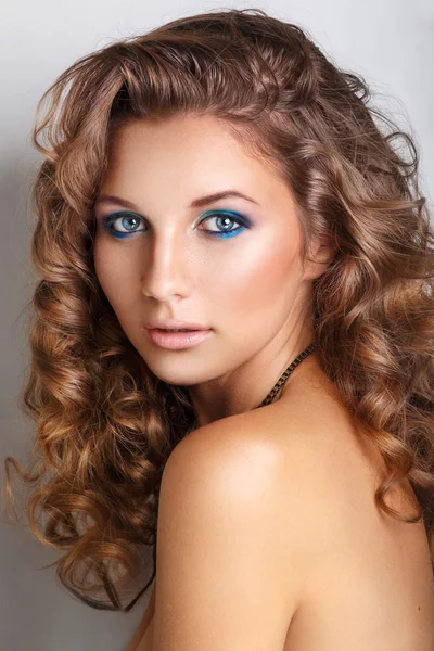 Maquillaje de moda de belleza azul. Hermosa modelo joven con maquillaje brillante y manicura —  Fotos de Stock