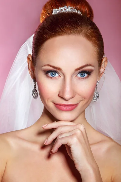 Svatební kráska. Krásná mladá žena s profesionálním make-up... Portrét nevěsty na růžovém pozadí. Koncepce péče o mládež a pokožku. dívka s červenými vlasy — Stock fotografie