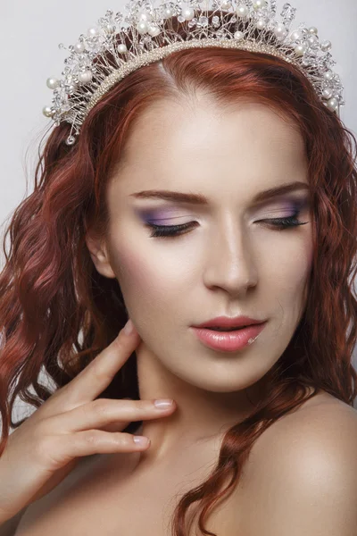 Cabello rojo. Hermosa mujer con pelo largo rizado. Imagen de alta calidad.Hermoso retrato de mujer sonriente sobre fondo blanco.Hermosa novia con peinado de boda de moda.Peinado. Maquillaje. Peluquería . —  Fotos de Stock