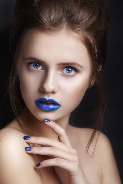 Retrato de uma menina com um lábio azul.Jovem bonita com maquiagem criativa, retrato de beleza. Moda e beleza — Fotografia de Stock