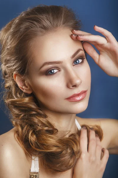 Bela noiva com penteado de casamento de moda - em fundo azul.Retrato de close-up de noiva linda jovem. Maquiagem de casamento — Fotografia de Stock