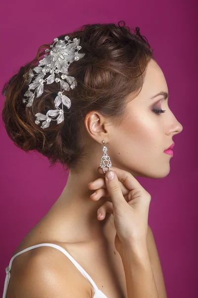 Retrato de noiva bonita. Vestidos de casamento.Jovem Noiva calma suave no clássico véu branco Olhar Away.Marriage Wedding day.Portrait da noiva com grandes olhos bonitos no fundo rosa — Fotografia de Stock