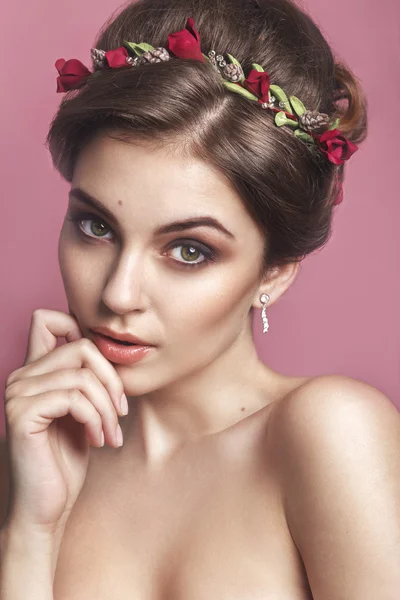 Hermosa joven con un adorno floral en su pelo.Hermosa mujer tocando su cara. Concepto de cuidado de la piel y la juventud — Foto de Stock