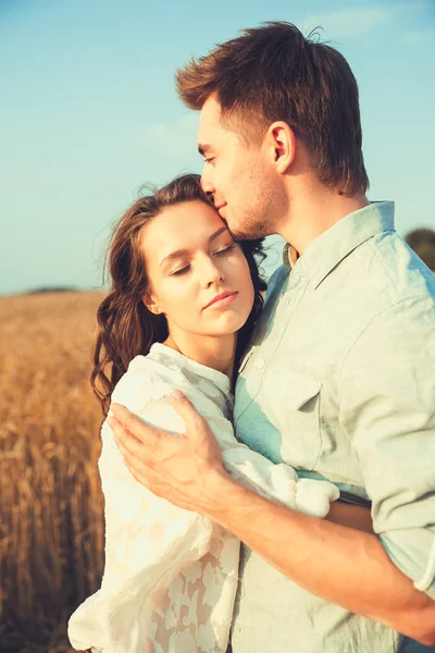 Young couple in love outdoor.Stunning sensual outdoor portrait of young stylish fashion couple posing in summer in field.Happy Smiling Couple in love.They are smiling and looking at each other — 图库照片