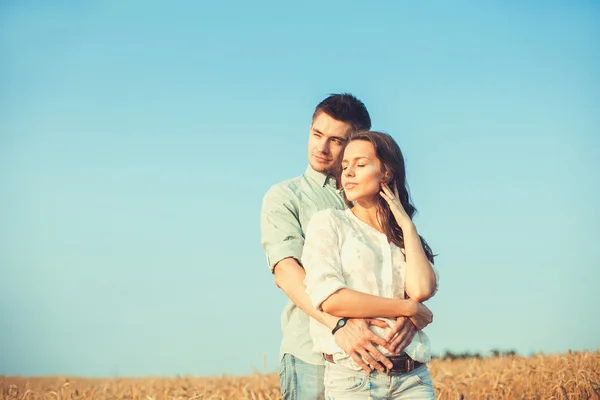 Jonge paar in liefde outdoor.stunning sensuele outdoor portret van jonge stijlvolle mode paar poseren in de zomer in het veld — Stockfoto