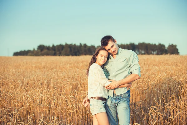 alanında yaz aylarında poz genç şık moda çiftin aşkı outdoor.stunning şehvetli açık portrede genç çift