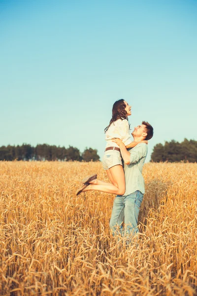 Young couple in love outdoor.Stunning sensual outdoor portrait of young stylish fashion couple posing in summer in field — Stock Photo, Image