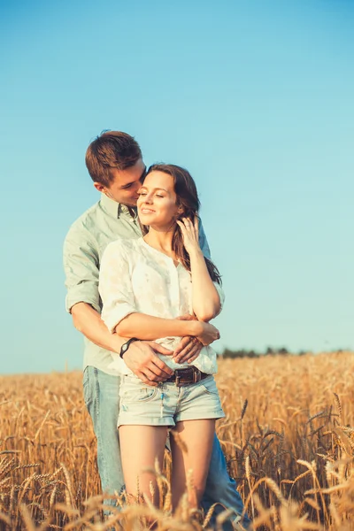 alanında yaz aylarında poz genç şık moda çiftin aşkı outdoor.stunning şehvetli açık portrede genç çift