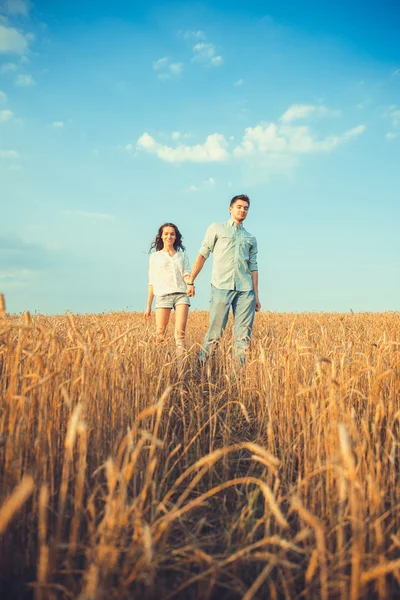 Young couple in love outdoor.Stunning sensual outdoor portrait of young stylish fashion couple posing in summer in field — Stock Photo, Image
