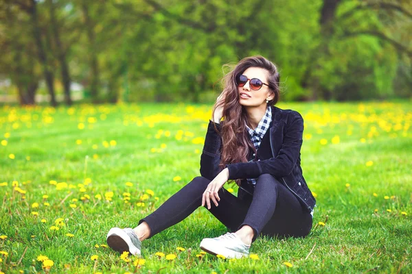 Zomer meisje portret. Vrouw die lacht gelukkig op zonnige zomer of lente buiten in park — Stockfoto