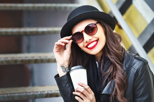 Trendfrau mit Sonnenbrille und Drink im Freien. — Stockfoto