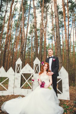 Gelin ve damat Park Düğün çekim. Evlilik çift gelin buketi ile evlendim. Açık hava düğün töreni üzerinde şık mutlu gülümseyen yeni evliler 