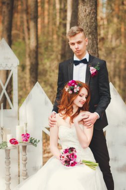 Gelin ve damat Park Düğün çekim. Evlilik çift gelin buketi ile evlendim. Açık hava düğün töreni üzerinde şık mutlu gülümseyen yeni evliler