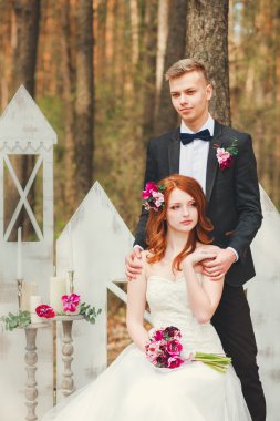 Gelin ve damat Park Düğün çekim. Evlilik çift gelin buketi ile evlendim. Açık hava düğün töreni üzerinde şık mutlu gülümseyen yeni evliler