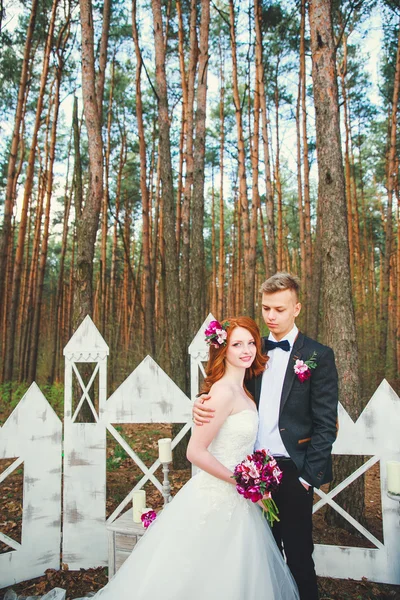 신부와 신랑의 공원에서의 웨딩 샷입니다. 결혼식 한 쌍은 그냥 신부 부케와 결혼. 야외 결혼식에 세련 된 행복 미소 신혼 부부 — 스톡 사진