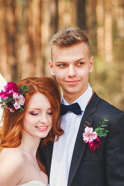 Boda de novia y novio en el parque. Primer plano de una bonita pareja de novios jóvenes — Foto de Stock