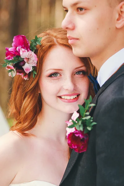 Tiro de casamento de noiva e noivo no parque. Close up de um belo casal de jovens casamentos — Fotografia de Stock