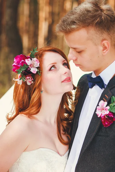 Plan de mariage de mariée et marié dans le parc. Gros plan d'un beau jeune couple de mariage — Photo